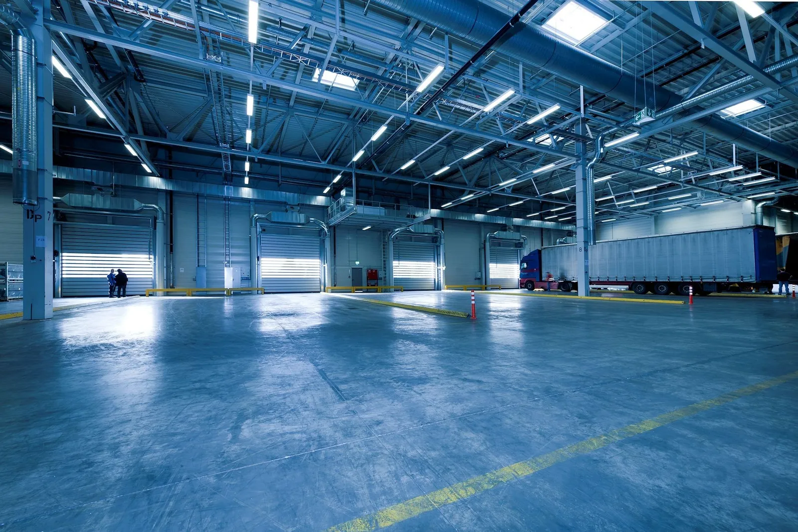 Centro logístico con docks de carga y un camión